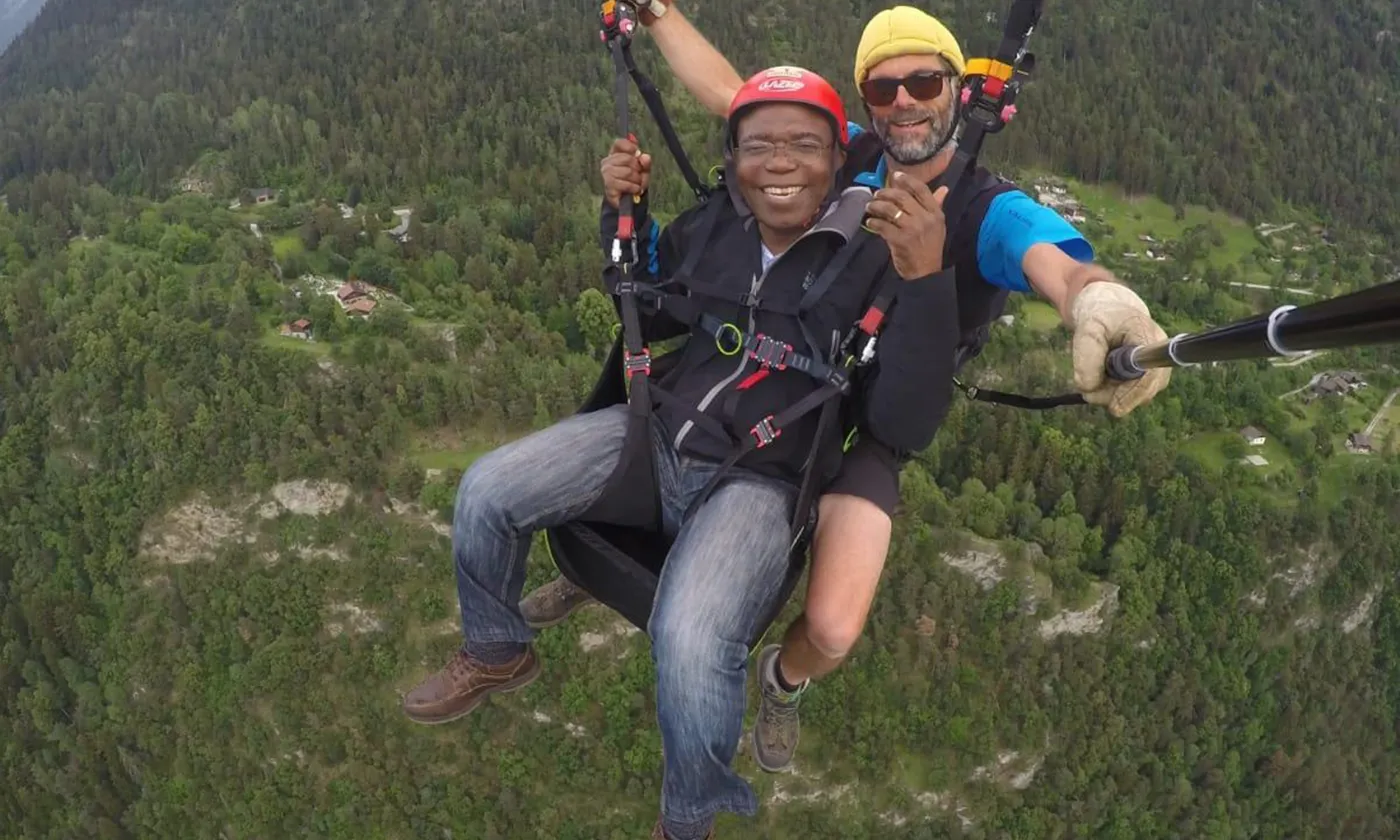Le pasteur Espoir Adadzi du Togo qui vole pour la première fois en parapente avec le Valaisan Antoine Lambert, actuellement envoyé de DM-échange et mission au Togo. ©DM-échange et mission