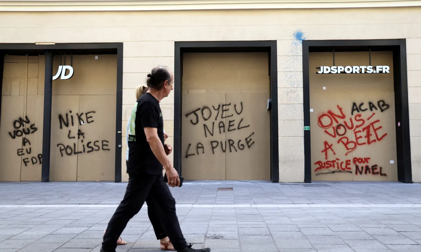 2 juillet 2023. Au lendemain des émeutes (violence urbaine, vandalisme) dans le centre ville de Marseille (Canebière, rue Paradis, Rue Saint-Ferréol, Belsunce), les stigmates sont encore visibles Keystone
