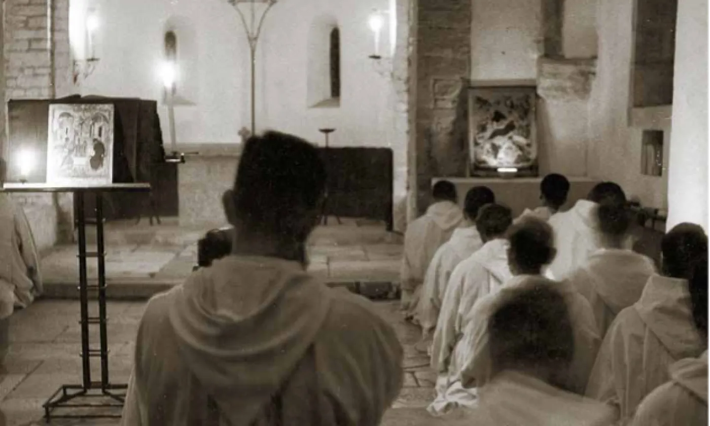 Les frères de Taizé prient dans l’église romane du village vers 1960. ©DR