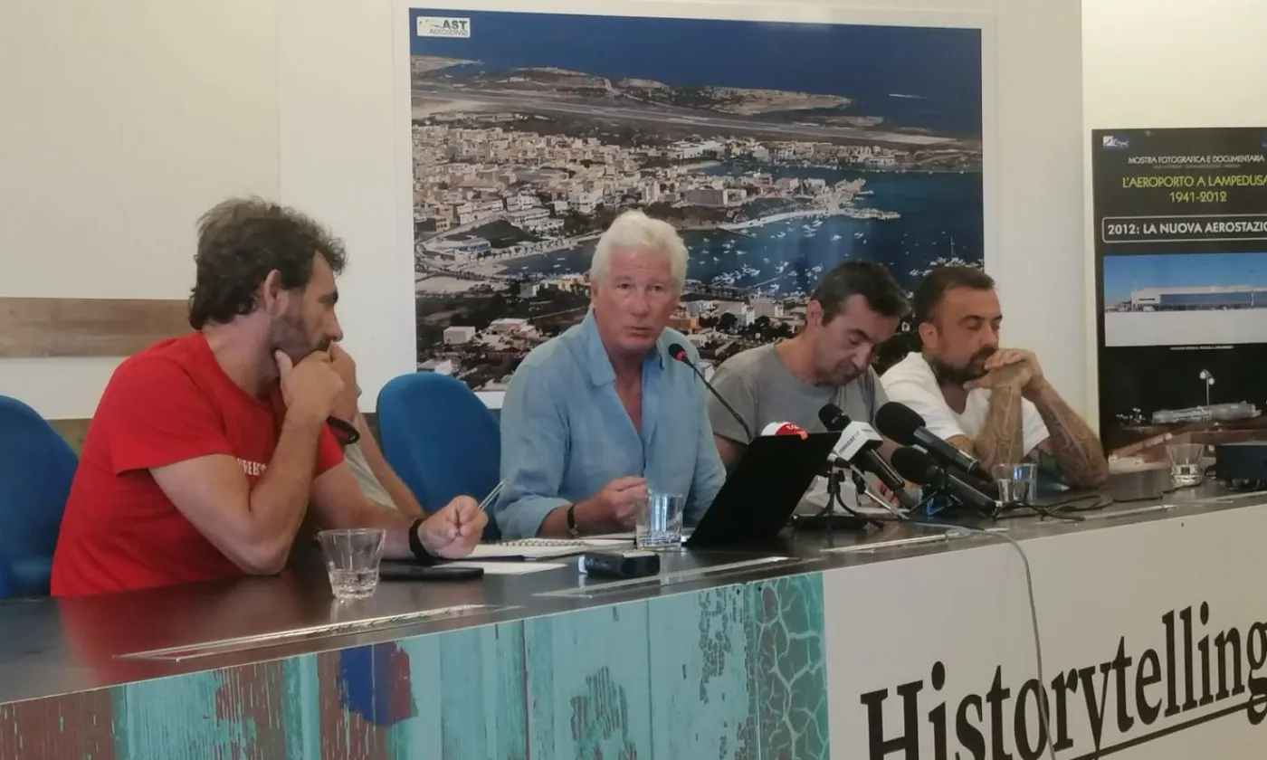 Richard Gere lors de la conférence de presse à Lampedusa, sur l'Open Arms. DR / Nev Agencia