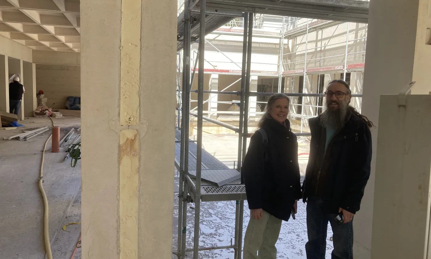 Deux paroissiens et leur nouvelle église reconstruite en taille XS.  ©Samuel Socquet