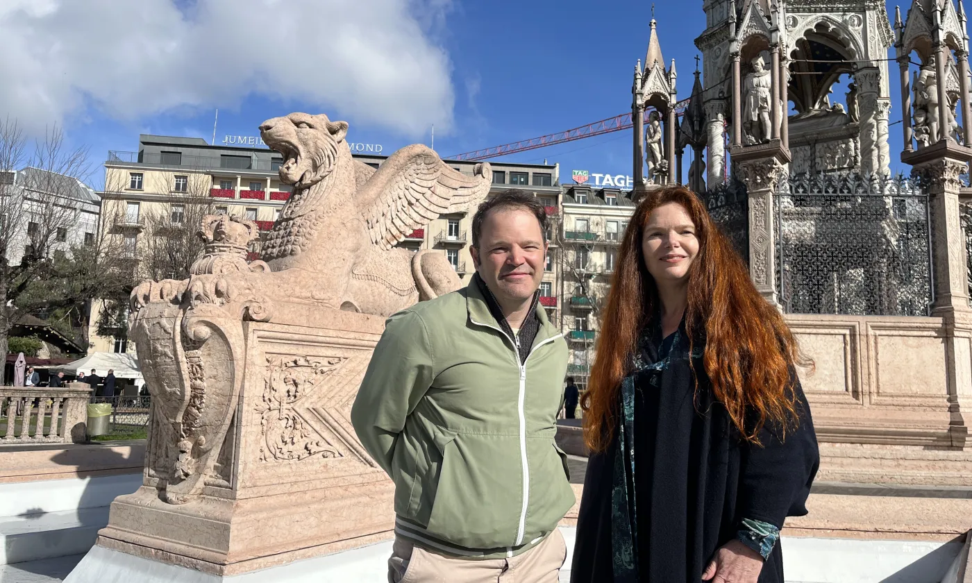 Alexandre Winter et Stéphanie-Aloysia Moretti devant le monument Brunswick à Genève. ©Jessica Da Silva