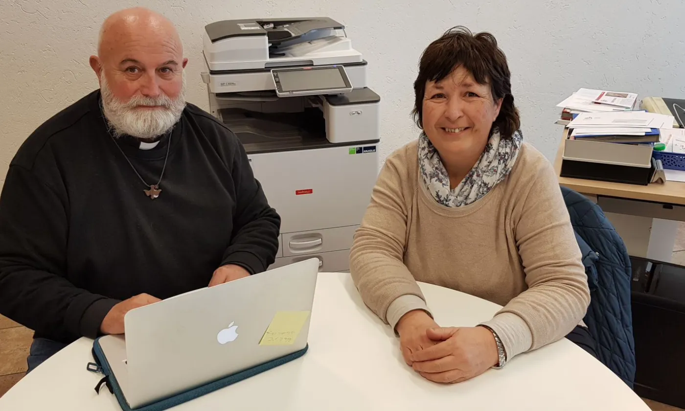 Isabelle Hirt, répondante de l'Unité pastorale de Salève (GE) et l'abbé Gilbert Perrittaz, prêtre administrateur ©Davide Pesenti/RTSreligion