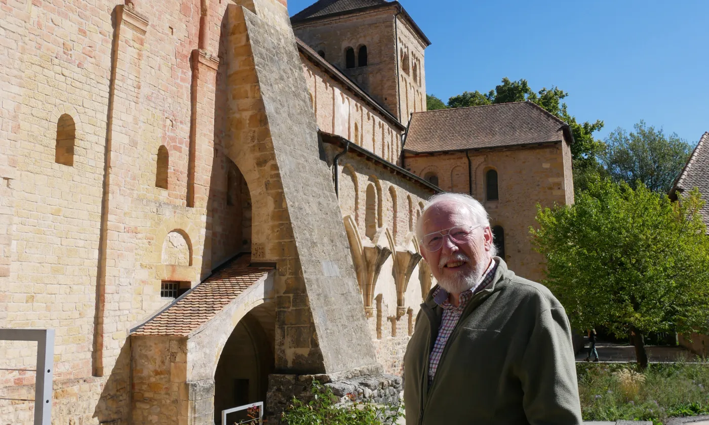 Jean-Yves Savoy, devant l'église de Romainmôtier © DR