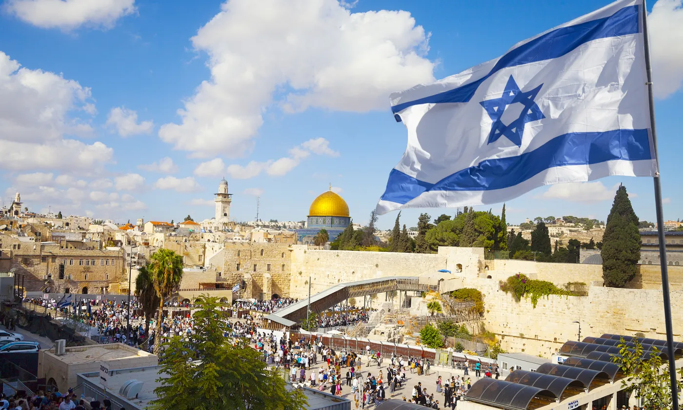 Le drapeau israélien devant la vieille ville de Jérusalem ©iStock / stellalevi