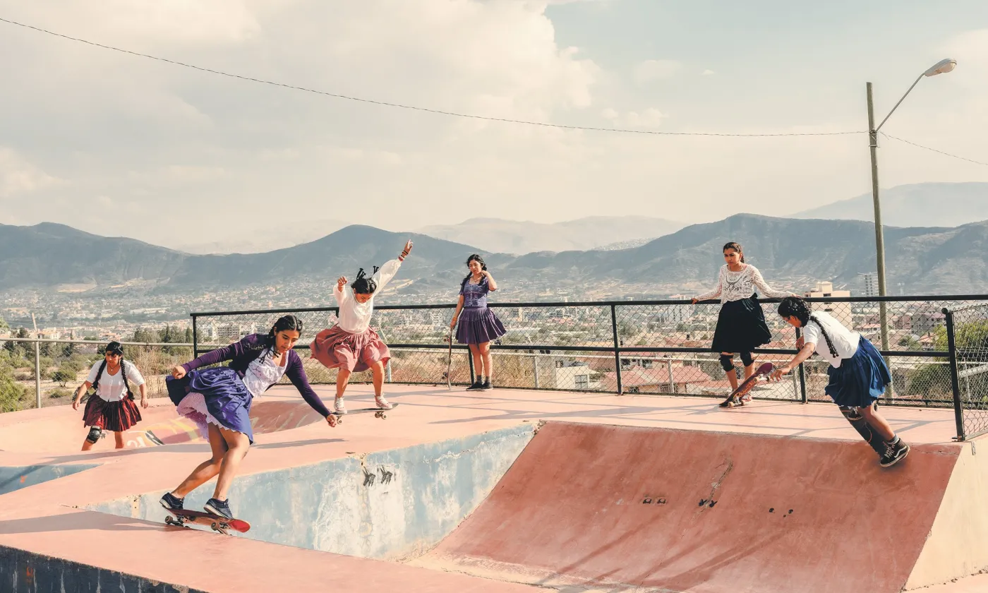 SENAC Skate Parc, Cochabamba, Bolivie. De la série Imilla (2021). ©Luisa Dörr / Exposition Human.Kind. au Musée international de la Croix-Rouge et du Croissant-Rouge, Genève.