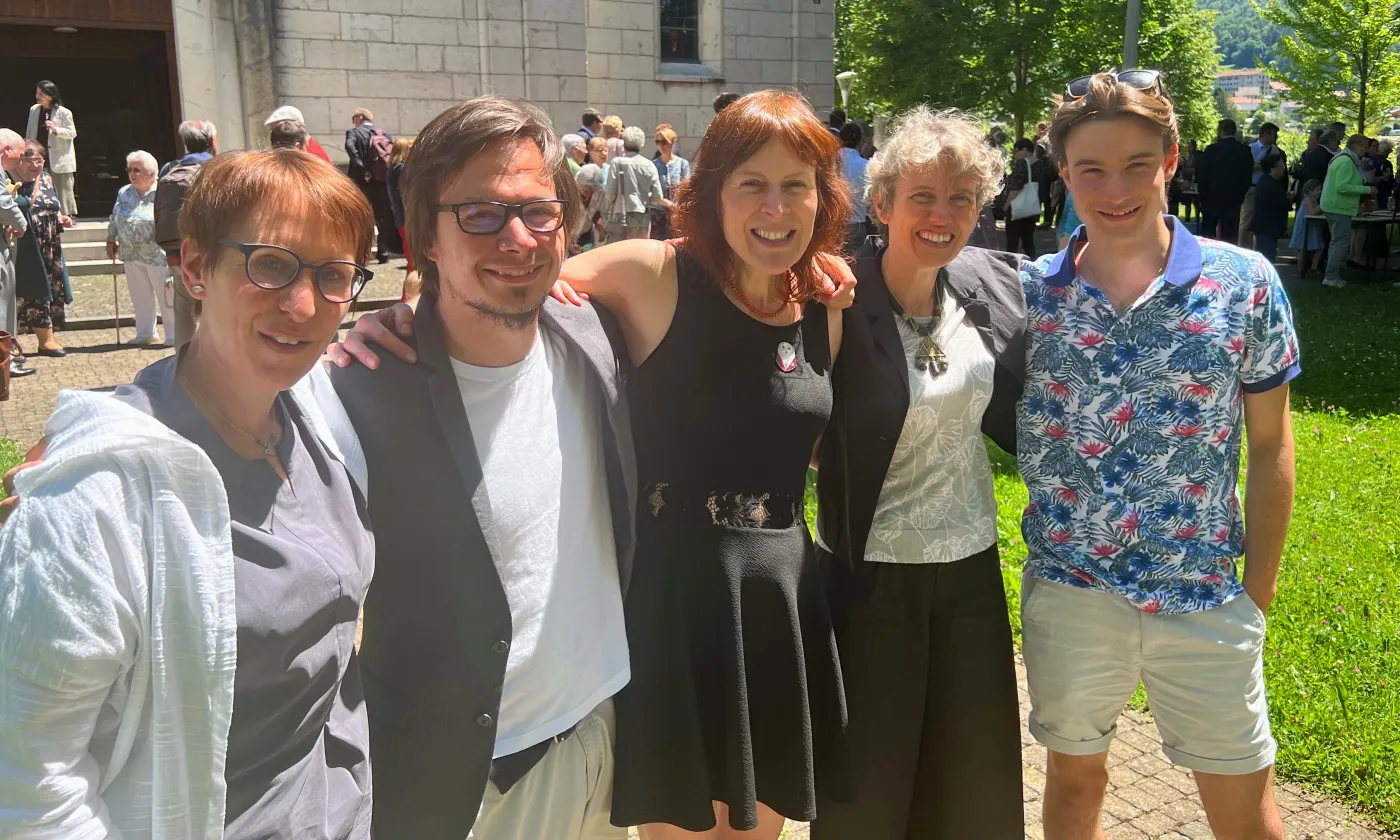 Installation des nouveaux ministres: Florence Hostettler, Quentin Jeannerat, Sarah Vollert, Valérie Gafa et Matthieu Mérillat. © DR Consécration des nouveaux ministres: Florence Hostettler, Quentin Jeannerat, Sarah Vollert, Valérie Gafa et Matthieu Mérillat. © DR