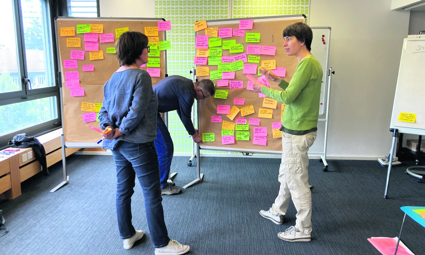 Berne. L’équipe du «bureau pour le changement» réalise une synthèse des entretiens menés auprès de 48 personnes à l’EPER et à PPP © DR