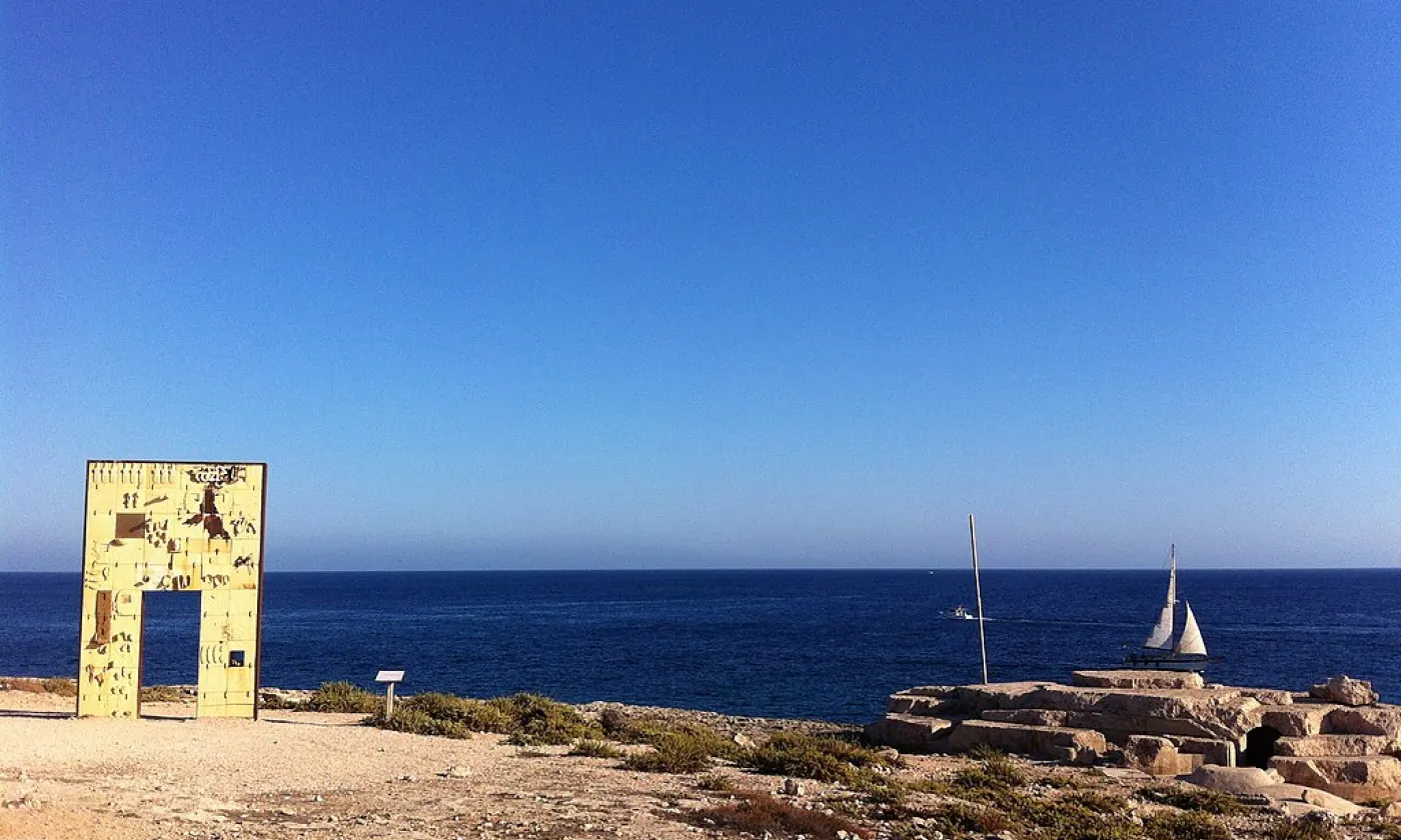"La Porte de l'Europe" sur l'île de Lampedusa, monument érigé en mémoire des migrants qui ont payé de leurs vies. ©Wikimedia Commons / CC-BY-2.0 / Vito Manzari
