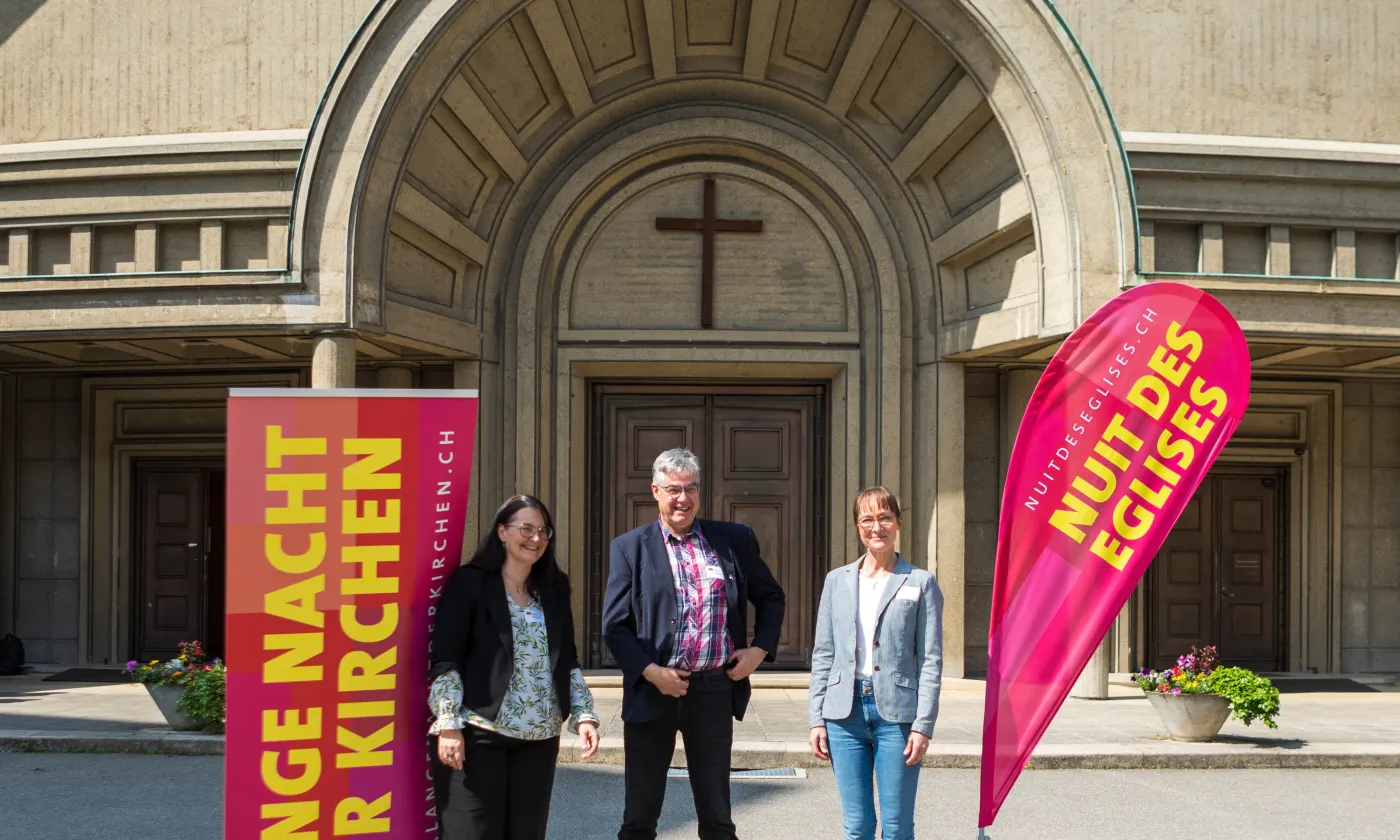 Céline Ruffieux (représentante de l’évêque pour la partie francophone du canton de Fribourg), Martin Burkhard (Martin Burkhard, membre du Conseil synodal (exécutif) de l’Eglise évangélique réformée du canton de Fribourg) et Tanja Brayenovitch-Hari, adjointe de la déléguée épiscopale, lors de la conférence de presse du 26 mai.. DR