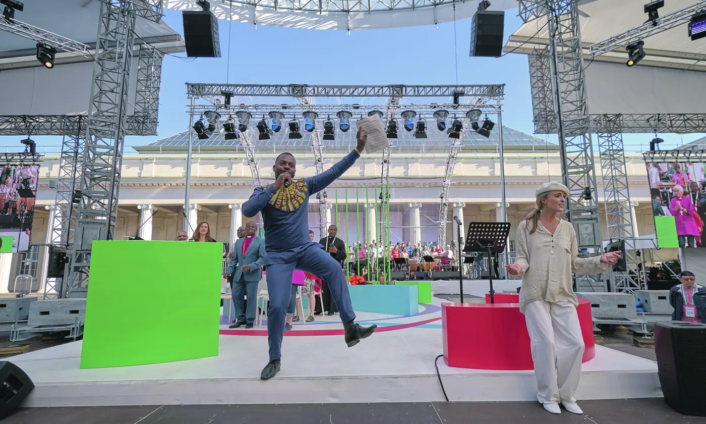 Simon Sakaria et la mime Corina Ramona Ratzel lors d’une célébration matinale. © COE