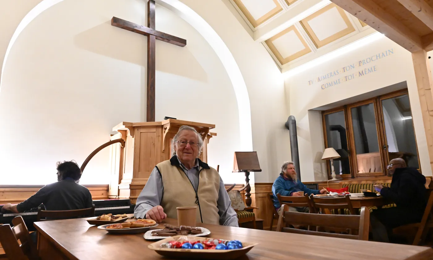 Roger Durand se réjouit que l’ancienne chapelle soit à nouveau «un lieu de rencontre et de partage de chaleur humaine». © Alain Grosclaude