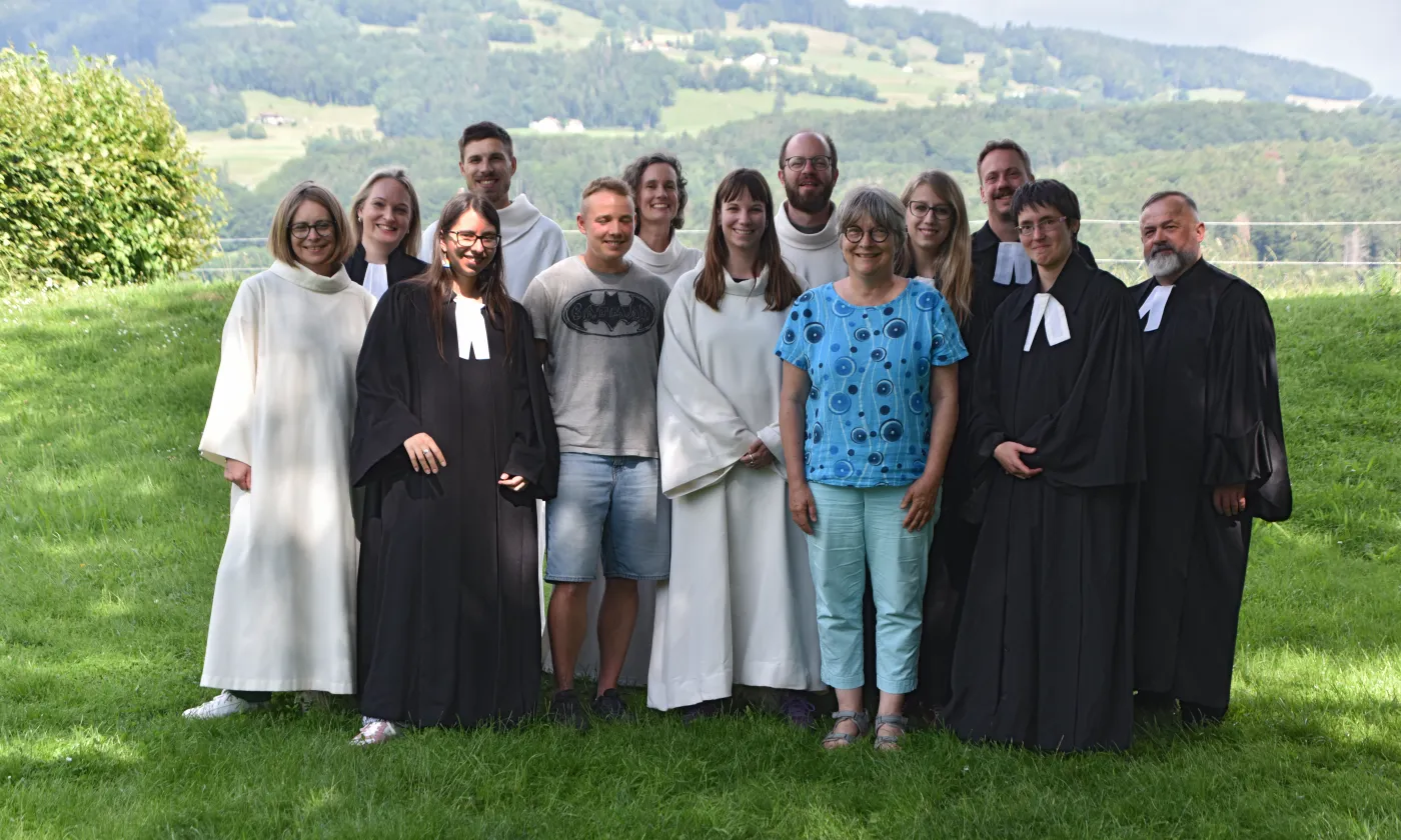 De gauche à droite: Joëlle Pasche, Marie Cénec, Noémie Emery, Jules Neyrand (absent lors de la cérémonie), Cécil Guinand, Véronique Monnard, Monika Bovier (rejoint en septembre l’Eglise réformée du Valais), Samuel Ramuz, Marlène Baumann, Julia Durgnat, Thomas Keller, Estelle Pastoris, Olivier Delachaux. Absent de la photo: Philippe Poulin. ©DR