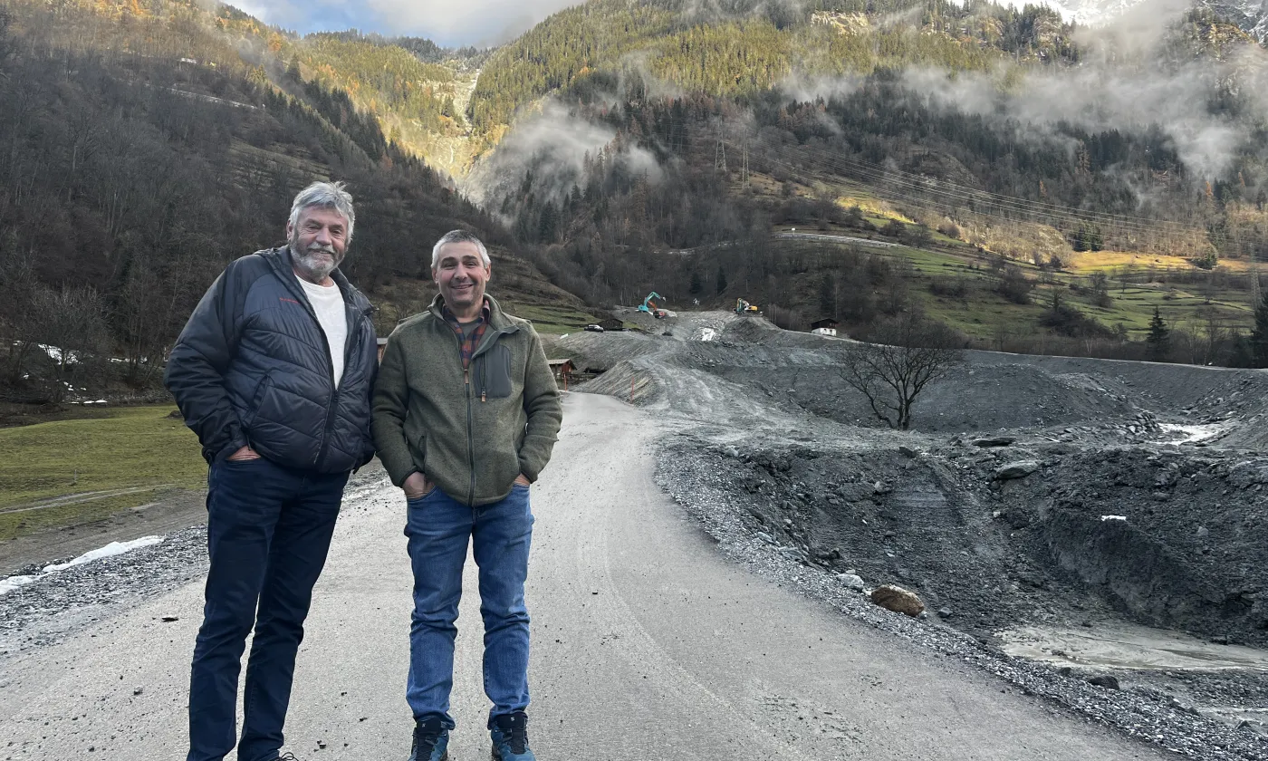 Jean-Louis Bruchez et Marc Maret sur le lieu d’une coulée de lave torrentielle, route de Mauvoisin ©CA