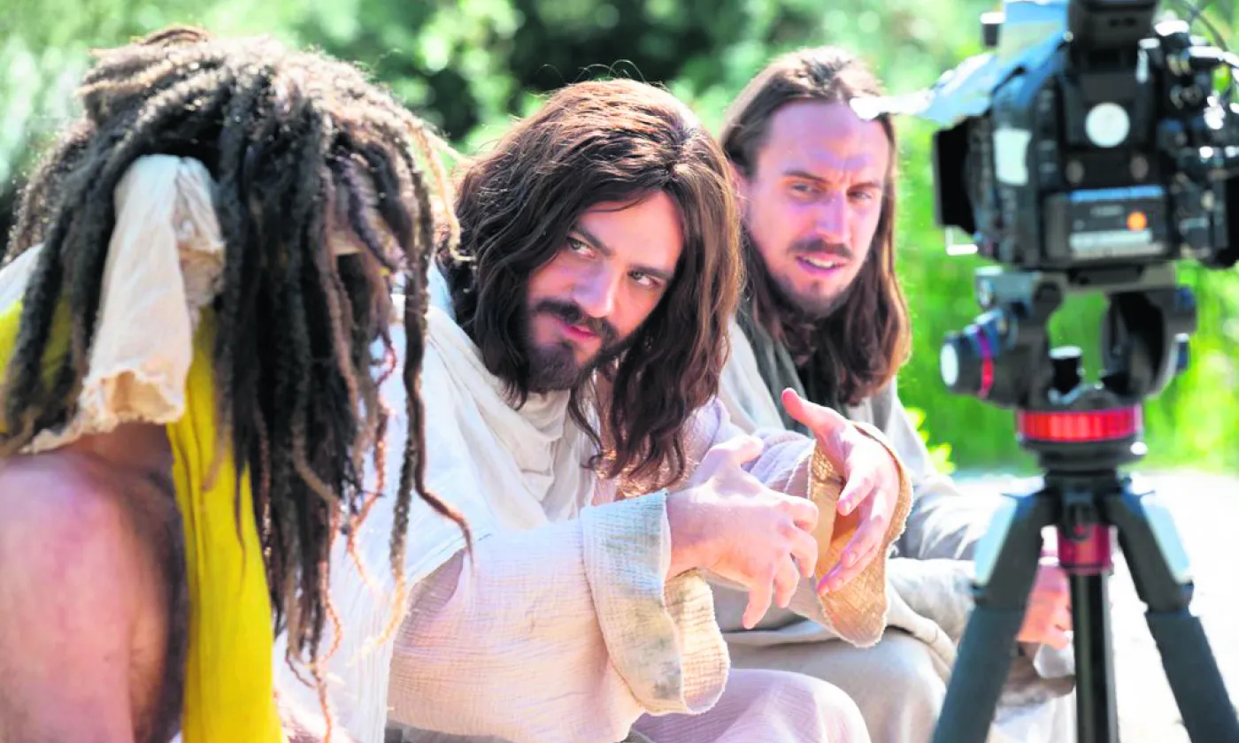 Dans la série, Vincent Veillon incarne J.C. en proie à l’incertitude. ©DR