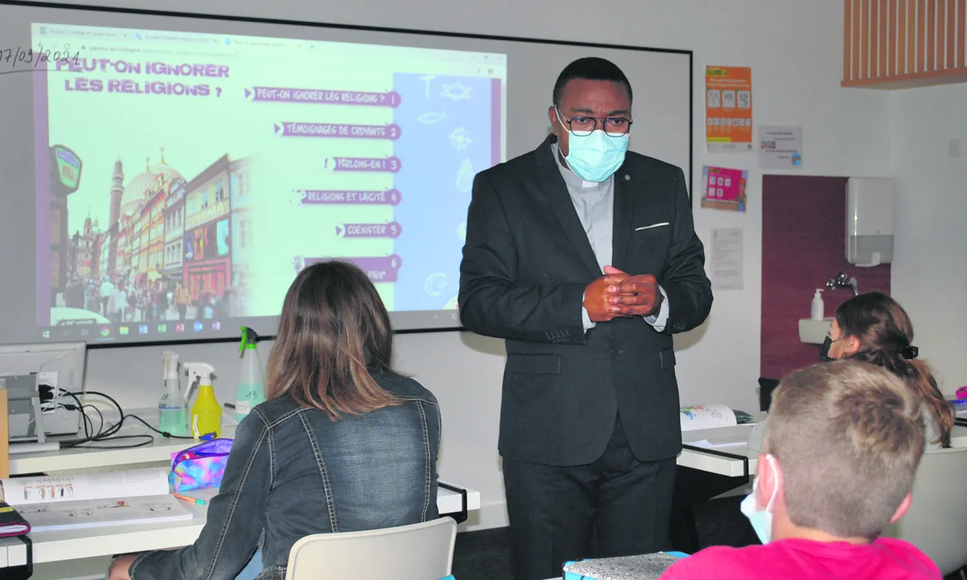 L’abbé Jean-Pierre Ndianyama Katumba demande aux élèves s’il est possible de faire abstraction des religions. © DR