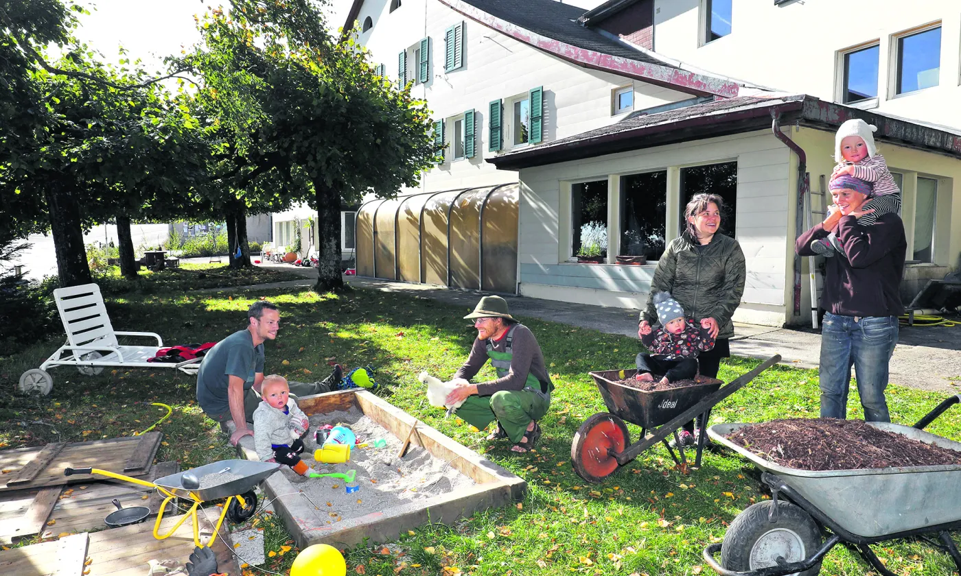 Deux des familles vivant actuellement à l’ancienne auberge de Mauborget (VD). De g. à d.: Olivier Matthey, son fils Léon, Marc Dechêne, sa compagne Valentine Meylan, avec leur fille Lisa Lou, et Camille Leuenberger, compagne d’Oliver, avec leur fille Alice. © Pierre Bohrer