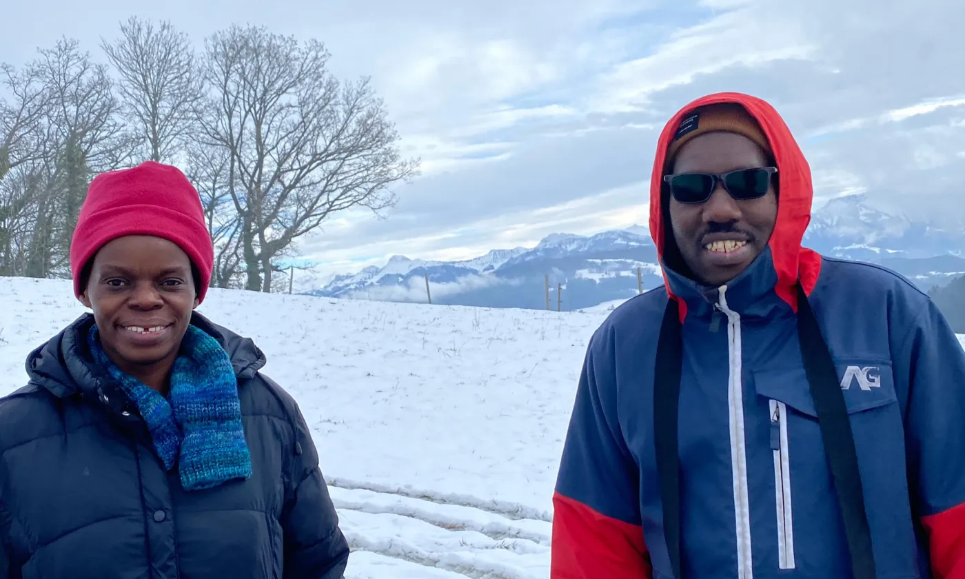 Marguerite et Prince à la découverte des paysages enneigés. © Aude Roy Michel