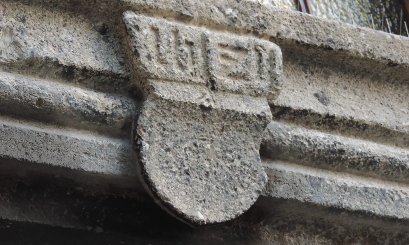 Fronton de l’église de St-Saphorin. On devine encore la date de la dédicace. ©DR