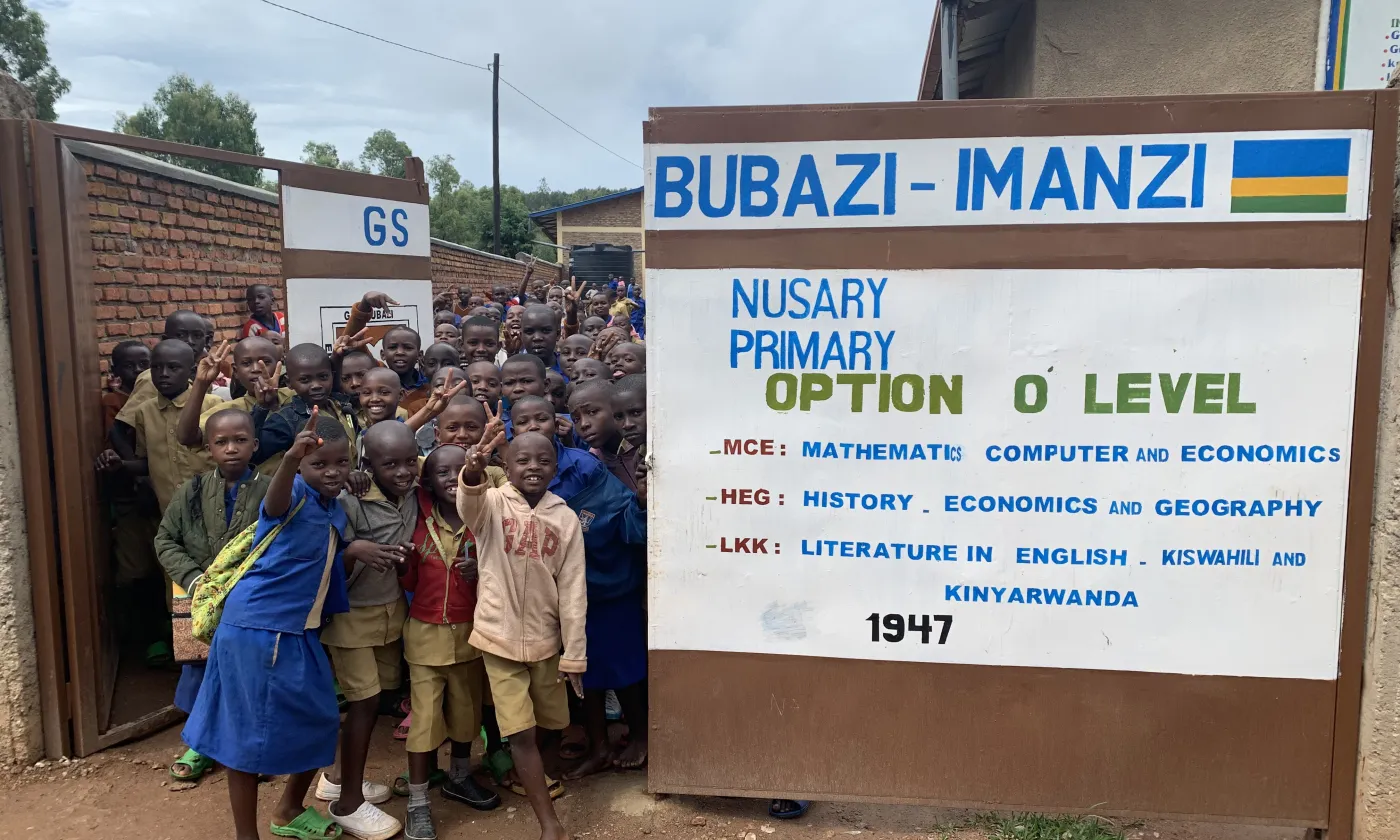 Devant l’école de Bubazi-Imanzi. ©DM