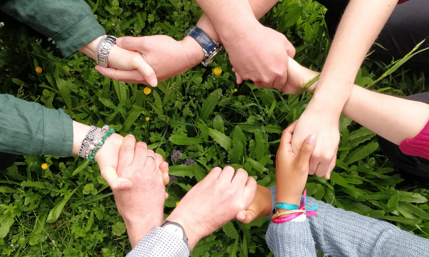 Force de la cohésion. Mais à quels ministres appartiennent ces mains?! Réponse dans la prochaine une régionale! © Véronique Monnard