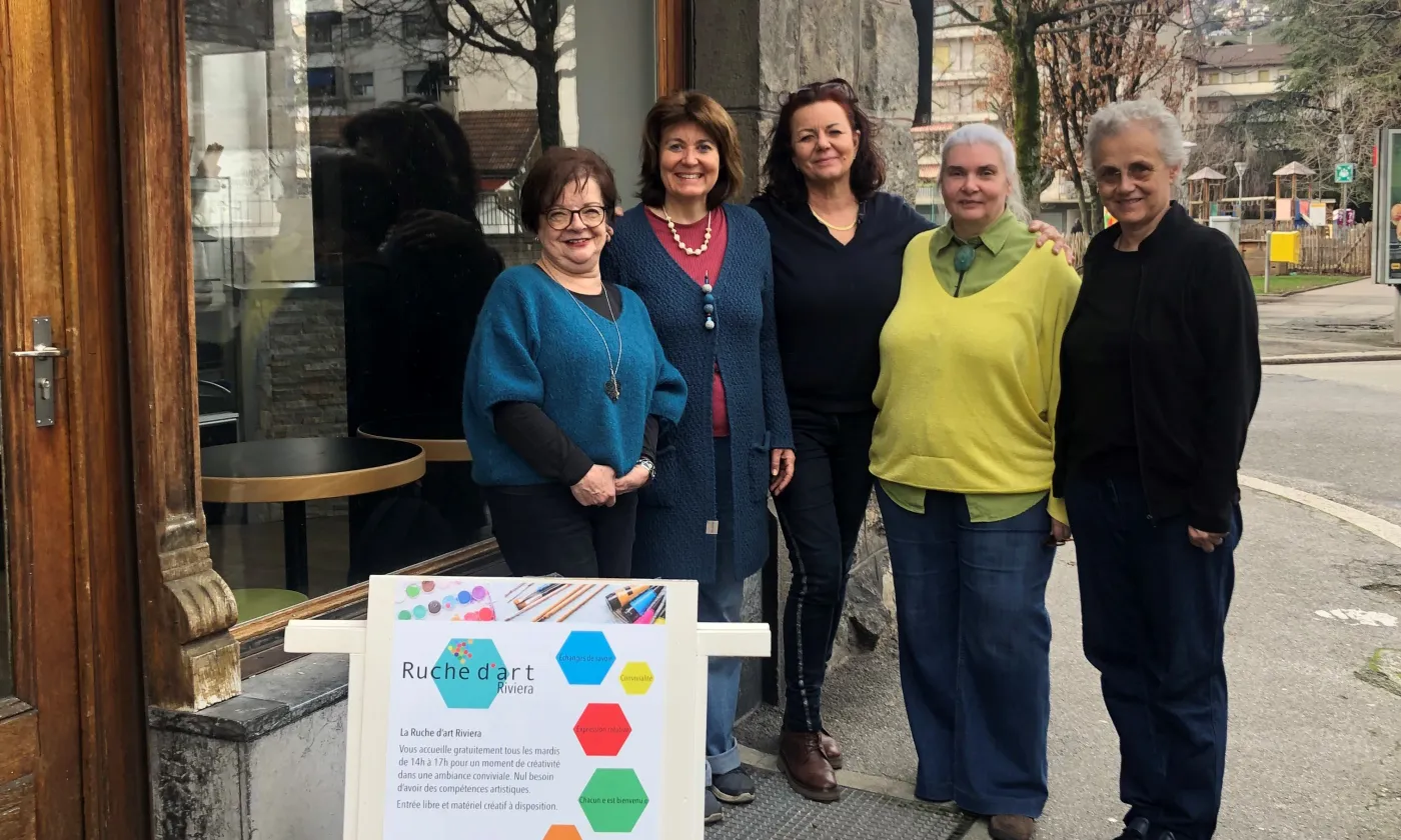 L’équipe de La Ruche d’art devant la nouvelle entrée. Les facilitatrices Bernadette, Francine, Magali et Patrizia entourent Nathalie Kraehenbuehl (2e depuis la gauche). © Anne Vallelian