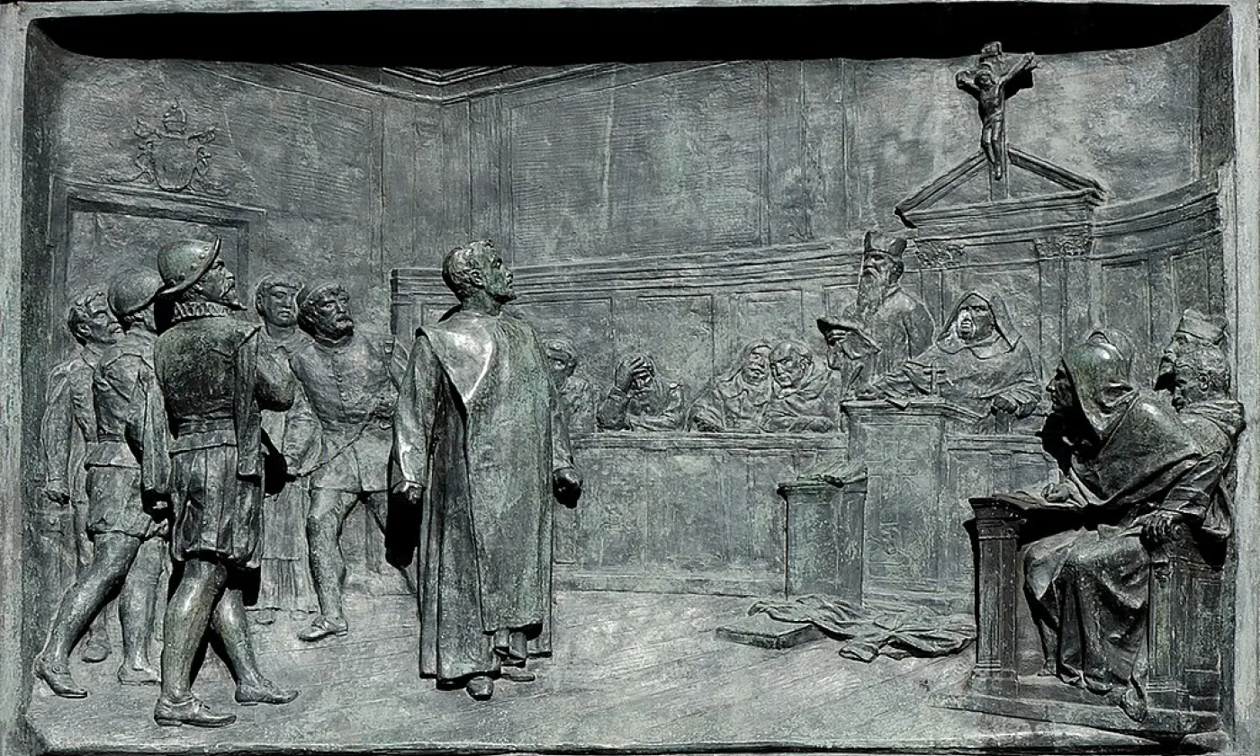 Le procès de Giordano Bruno devant le Saint-Office. Bas-relief en bronze d'Ettore Ferrari (1845-1929), Campo de' Fiori, Rome. ©Domaine public/Wikimedia Commons