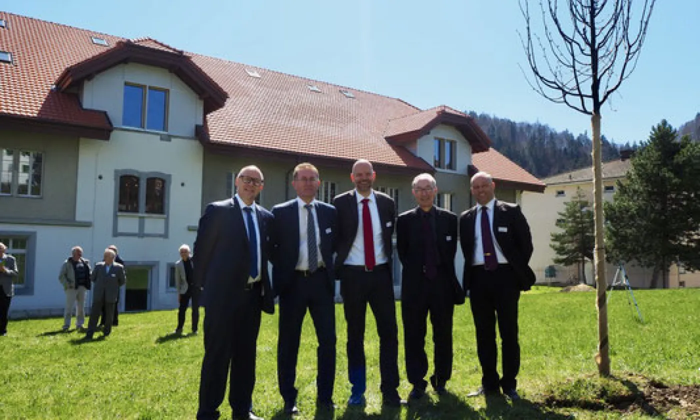 Rencontre entre représentants de la Conférence mennonite suisse et du Conseil d’État. De gauche à droite: Jürg Bräker, secrétaire général CMS; Christoph Neuhaus, président du Conseil d’État de Berne; Lukas Amstutz, co-président CMS; Martin Koelbing, délégué pour les affaires d’Église; Christian Sollberger, co-président CMS ©Raphaël Burkhalter / EEMT