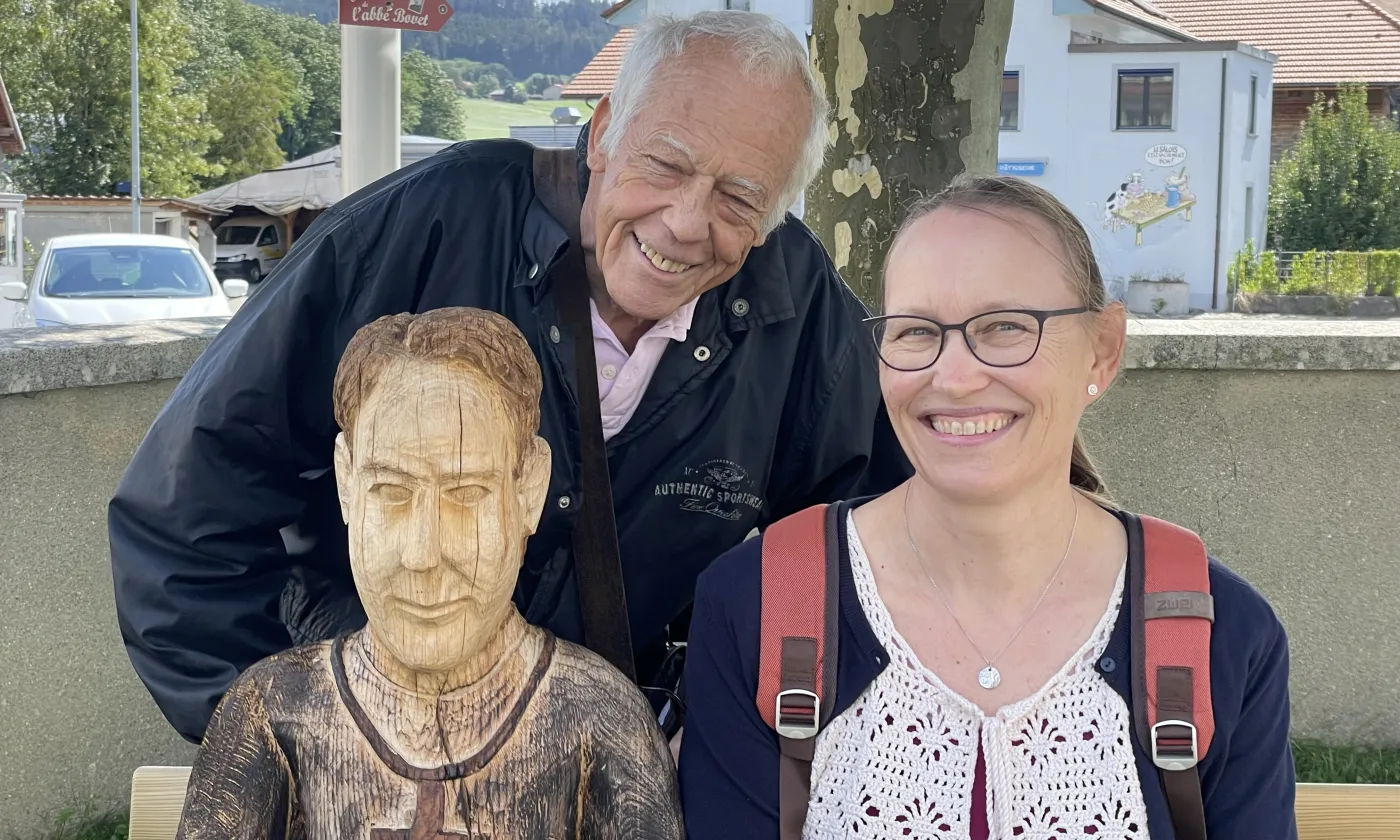 Jean Winiger et Anne Philipona, à côté de la sculpture de l'abbé Bovet à Sâles (FR) ©Carole Pirker