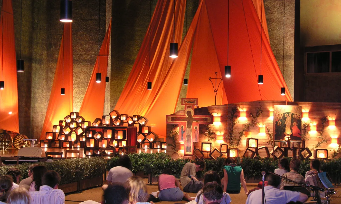 Prière dans l'église de Taizé. © CC BY-SA 3.0/Damir Jelic/ Wikimedia commons Prière dans l'église de Taizé. © CC BY-SA 3.0/Damir Jelic/ Wikimedia commons