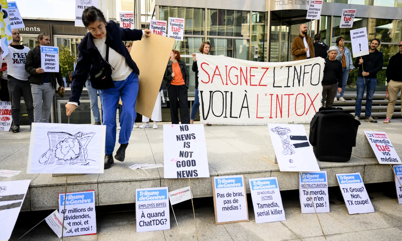 Des journalistes manifestant devant la tour Edipresse à Lausanne, le 25 septembre 2023. Keystone