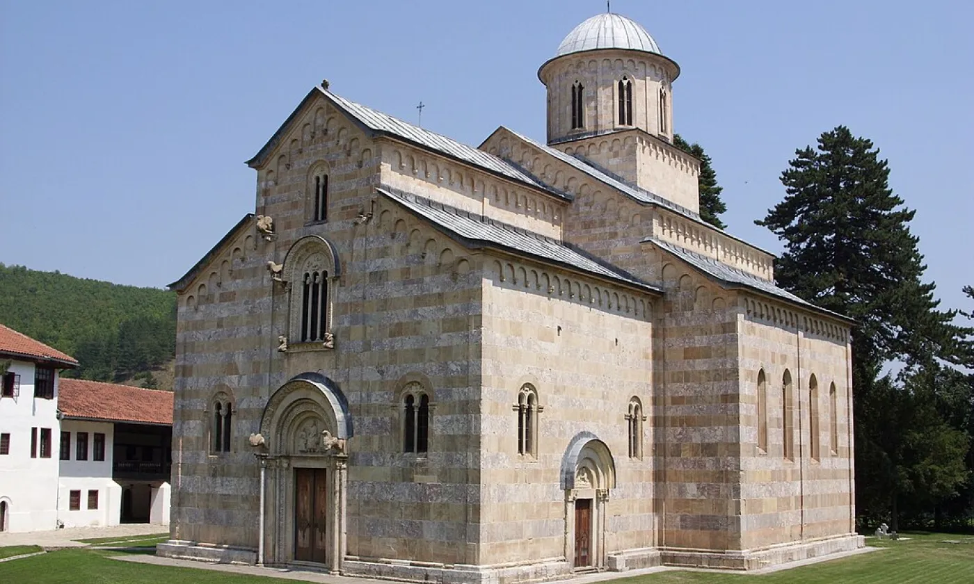 Le monastère de Visoki Dečani au Kosovo ©Julian Nyča, CC BY-SA 4.0 Wikimedia Commons
