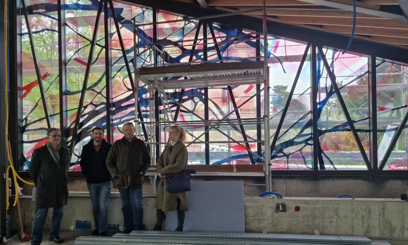 Le vitrail de l’Espace Maurice Zundel avec, de gauche à droite, les architectes Giuseppe Peduto et Tanguy Margairaz, et les deux artistes Daniel Stettler et Emil-Maria. ©Laurence Villoz / RTSreligion