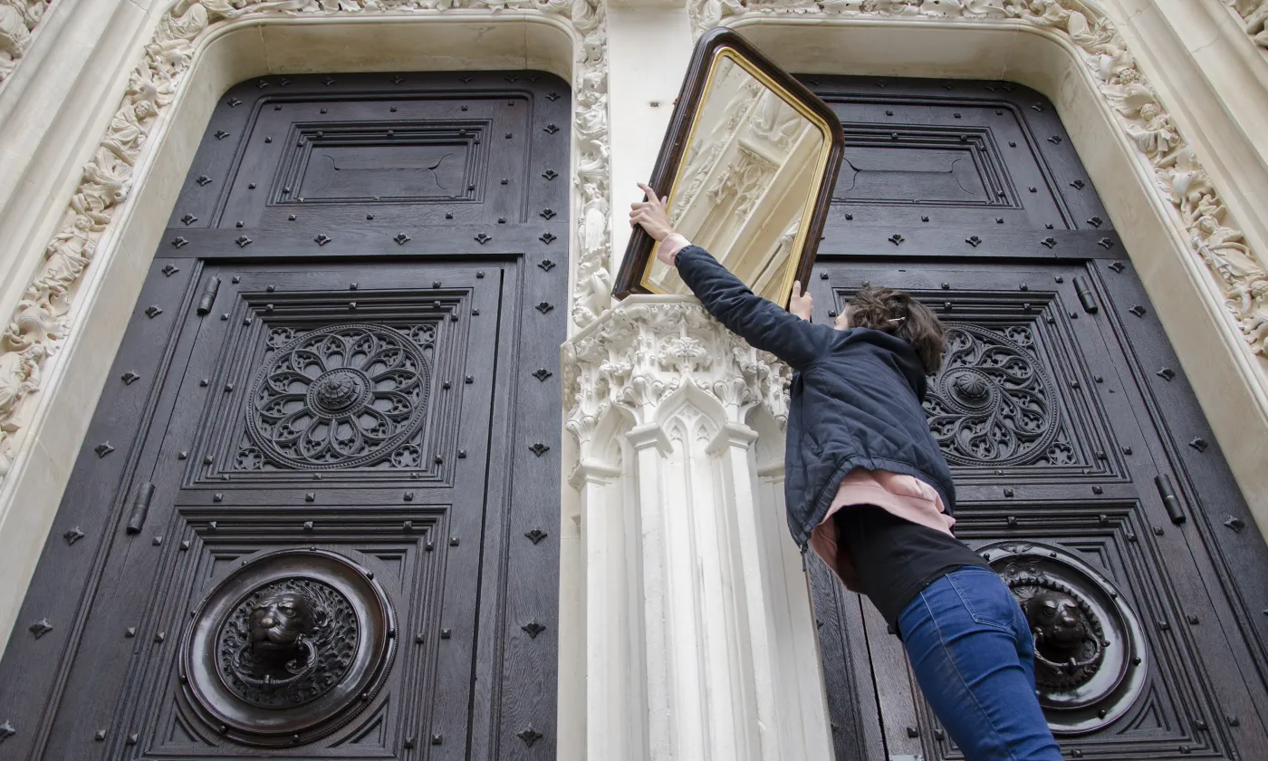 Et pourquoi pas un miroir sur le socle? © Max Idje
