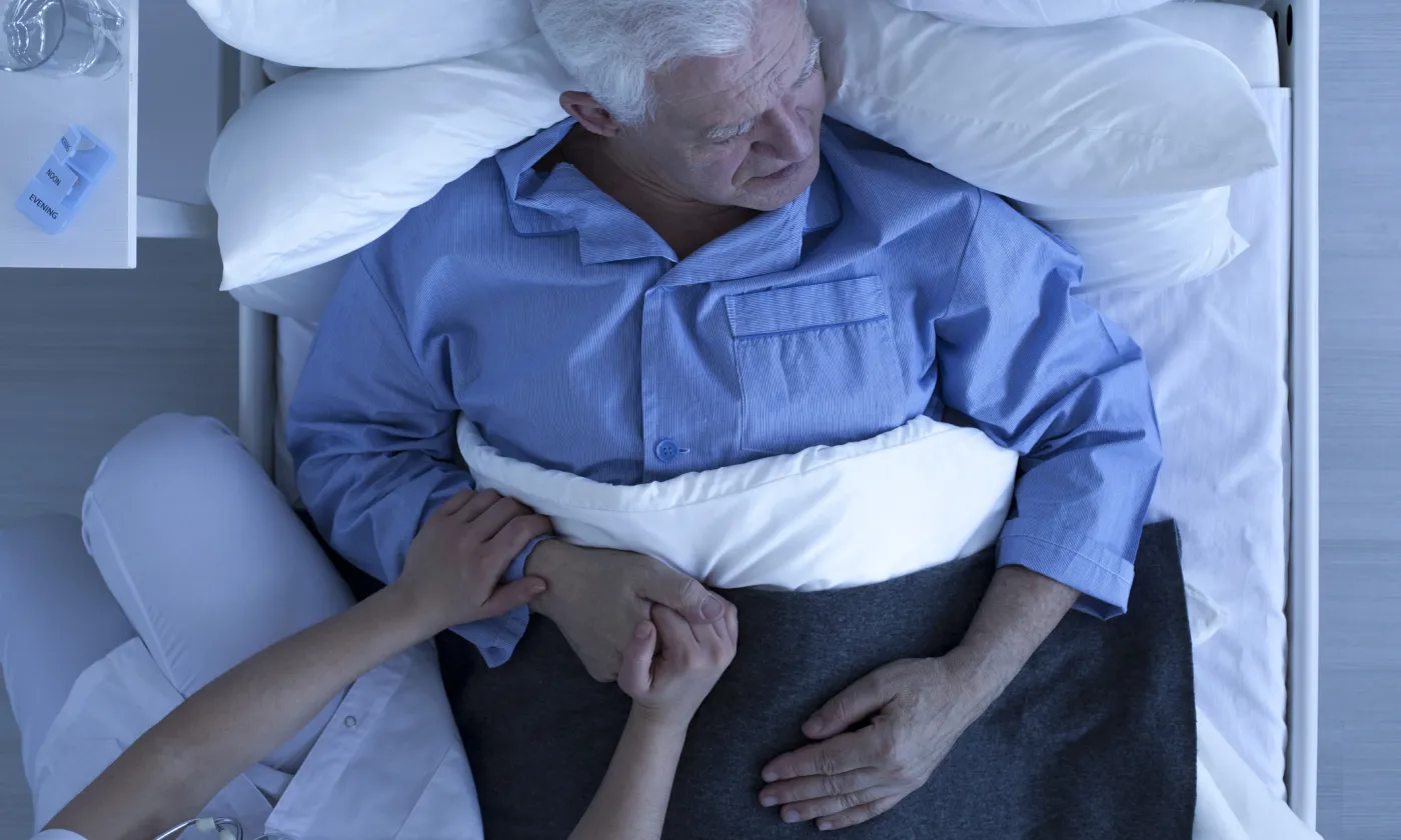 Le coronavirus, dans les services de soins palliatifs vaudois, éloigne de plus en plus le spirituel des patients. Aumôniers confinés, bénévoles distanciés, l’accompagnement subit actuellement des contraintes inédites. IStock