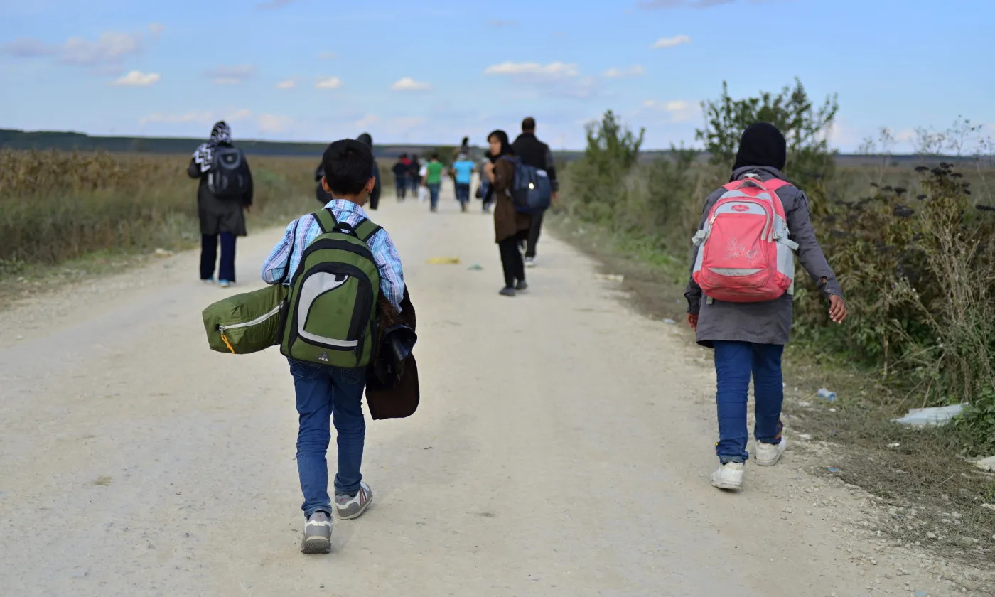 Groupe de réfugiés afghans quittant la Serbie en 2015. © iStock/RadekProcyk