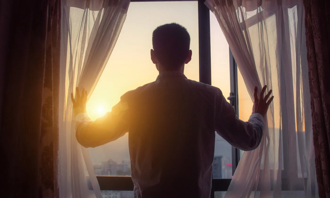 Entre tristesse et joie, entre ombre et lumière. ©iStock/xijian