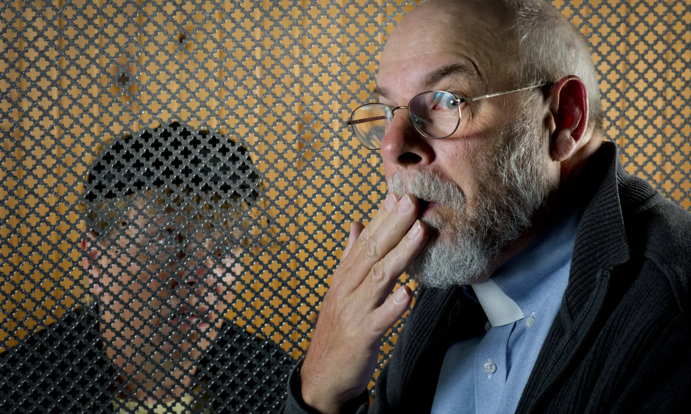 Trahir le secret de la confession? 40 prêtres français l’ont fait (ou presque), en racontant anonymement tout ce qui se fait actuellement en matière de péché. Le journaliste du Parisien Vincent Mongaillard, dans «Je vous pardonne tous vos péchés », cartographie une France de catholiques pénitents partagés entre homosexualité, avortement, adultère.  Confession: 40 prêtres français passent aux aveux