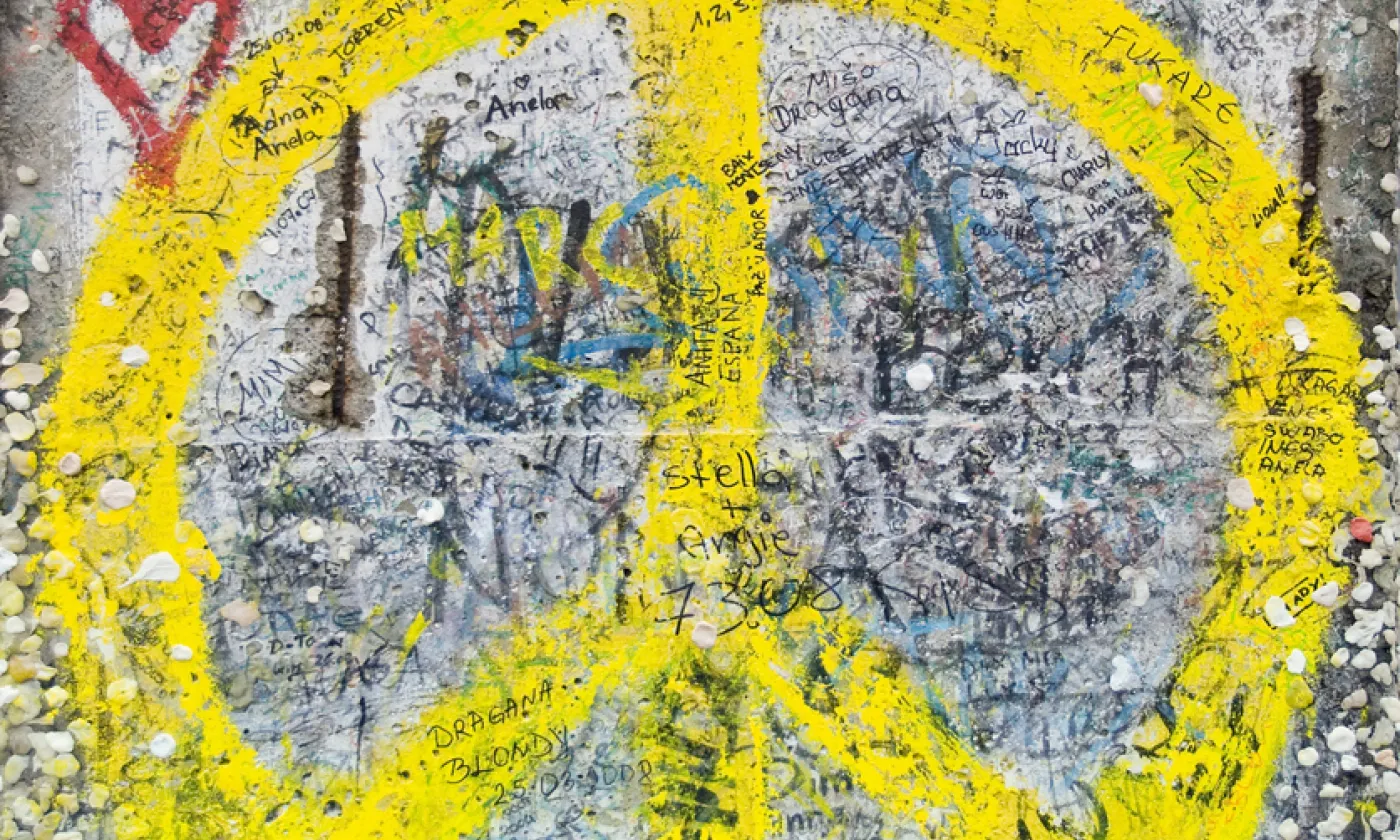 Symbole de paix, dessiné sur le mur de Berlin. © iStock