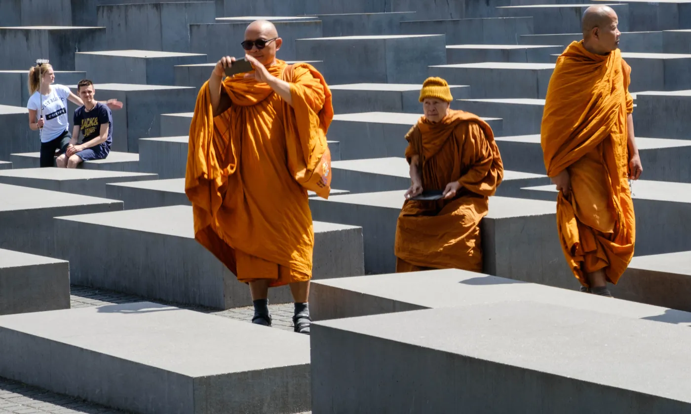© Istock / hanohiki Moines bouddhistes visitant le Mémorial de l’Holocauste à Berlin