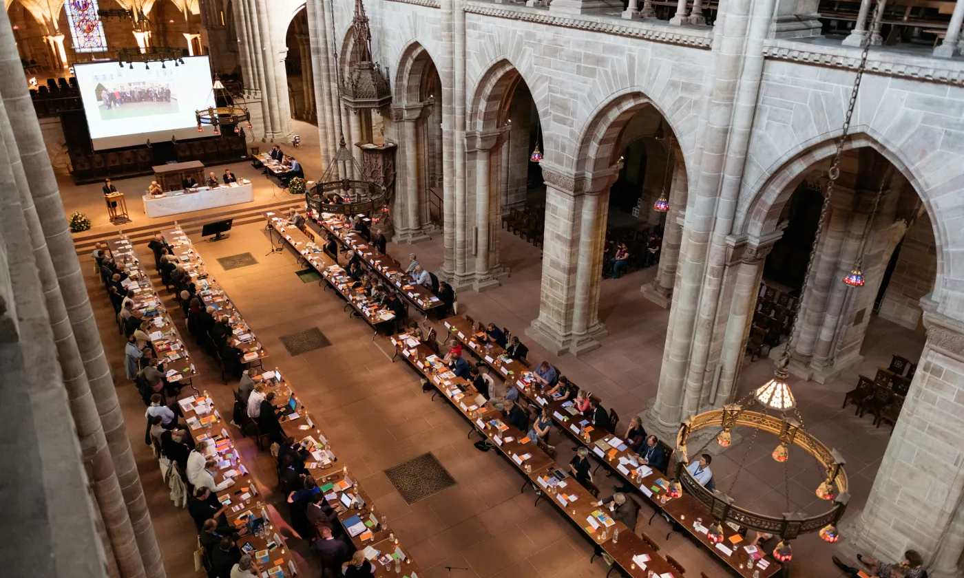 L’assemblée générale se rencontre dans la nef de la cathédrale de Bâle ©CEPE