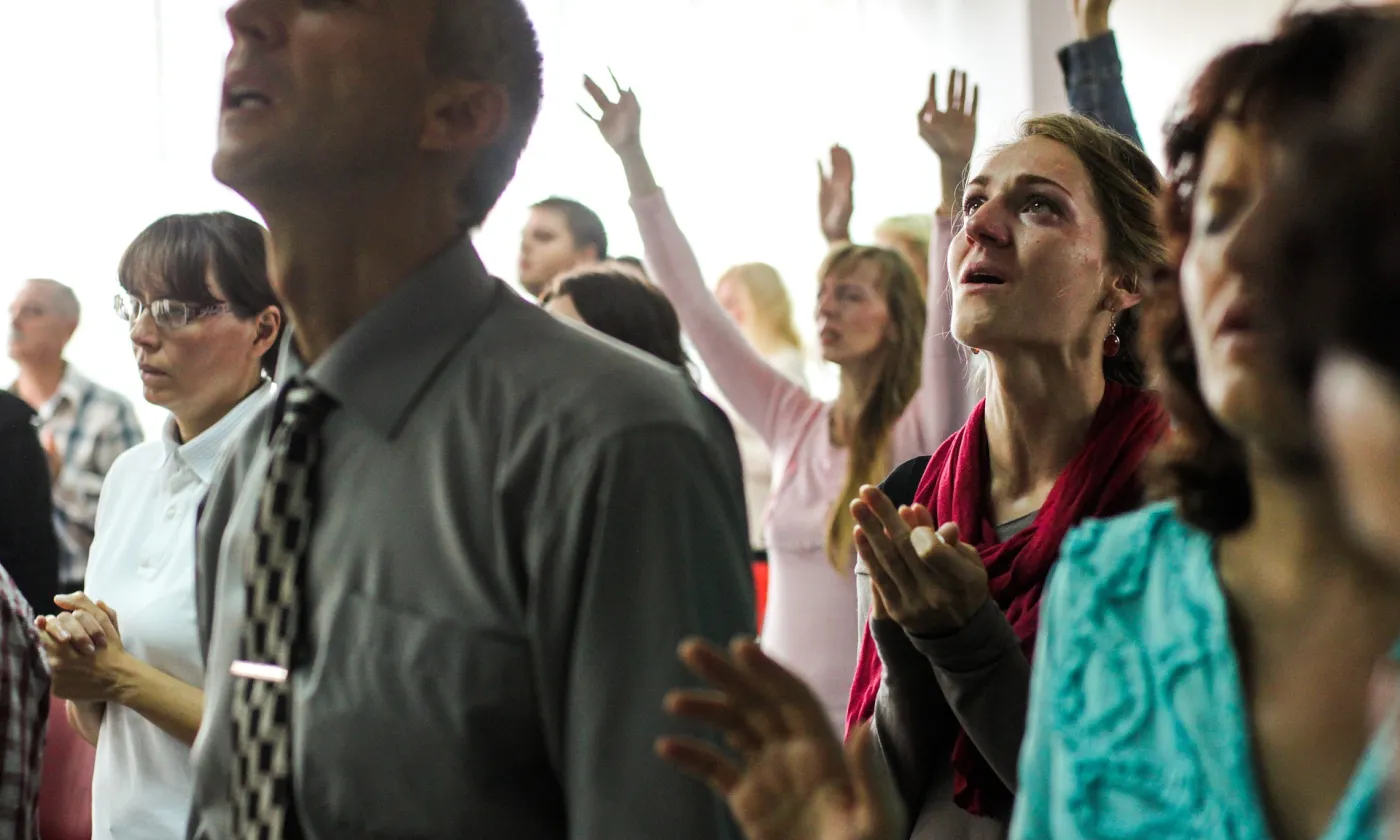 Moment de louange dans une Église évangélique StockSnap /Pixabay