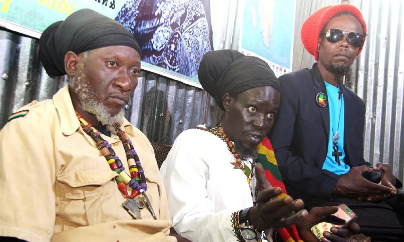 Les membres du groupe Rastafarian Family Elders Ras Malonza, Ras Lojuron et John Wambua, dans leur local de prière du bidonville de Kibera, à Nairobi au Kenya.  @ RNS/Tonny Onyulo