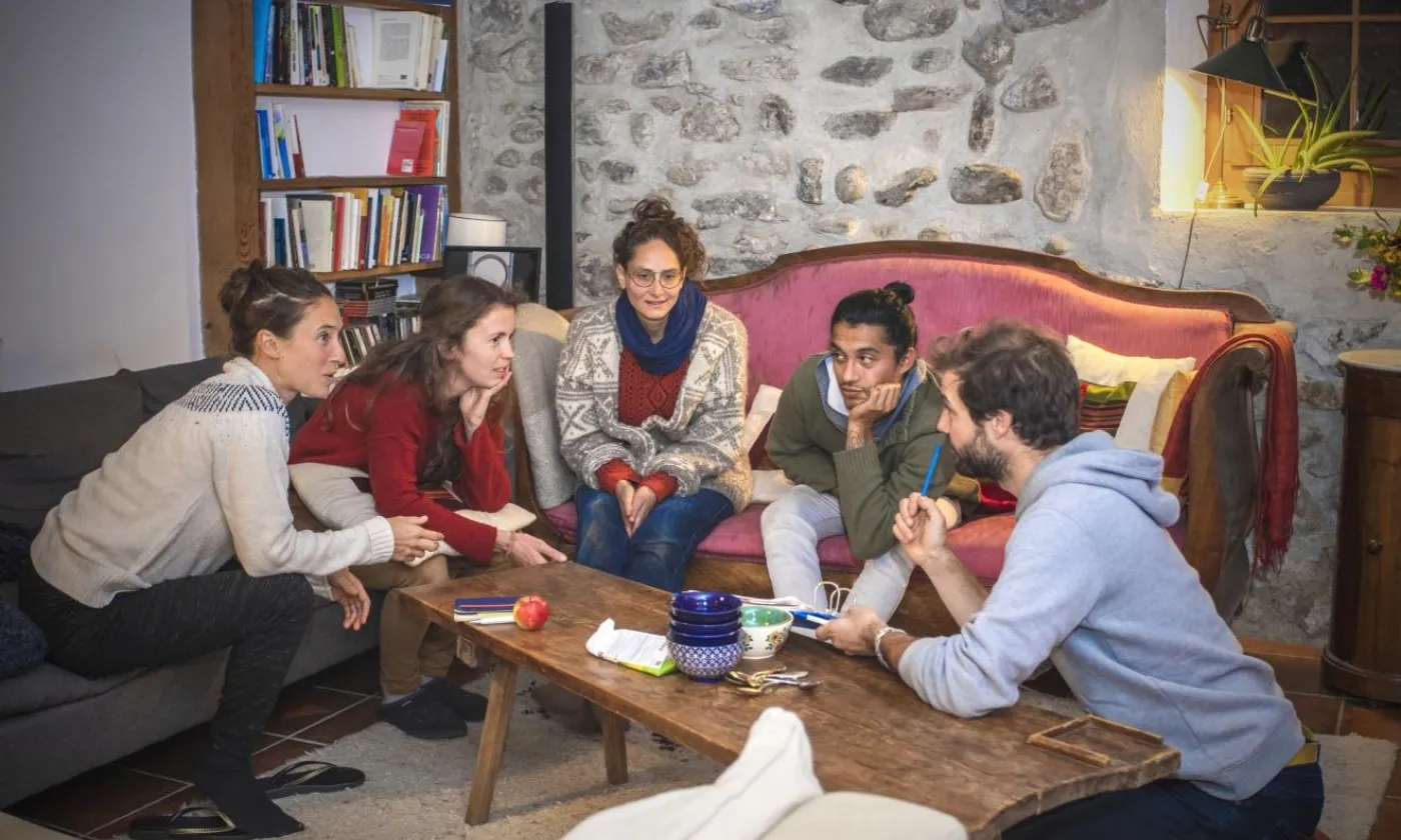 Les habitants du Petit Bochet discutent régulièrement de leur quotidien. © Sophie Brasey