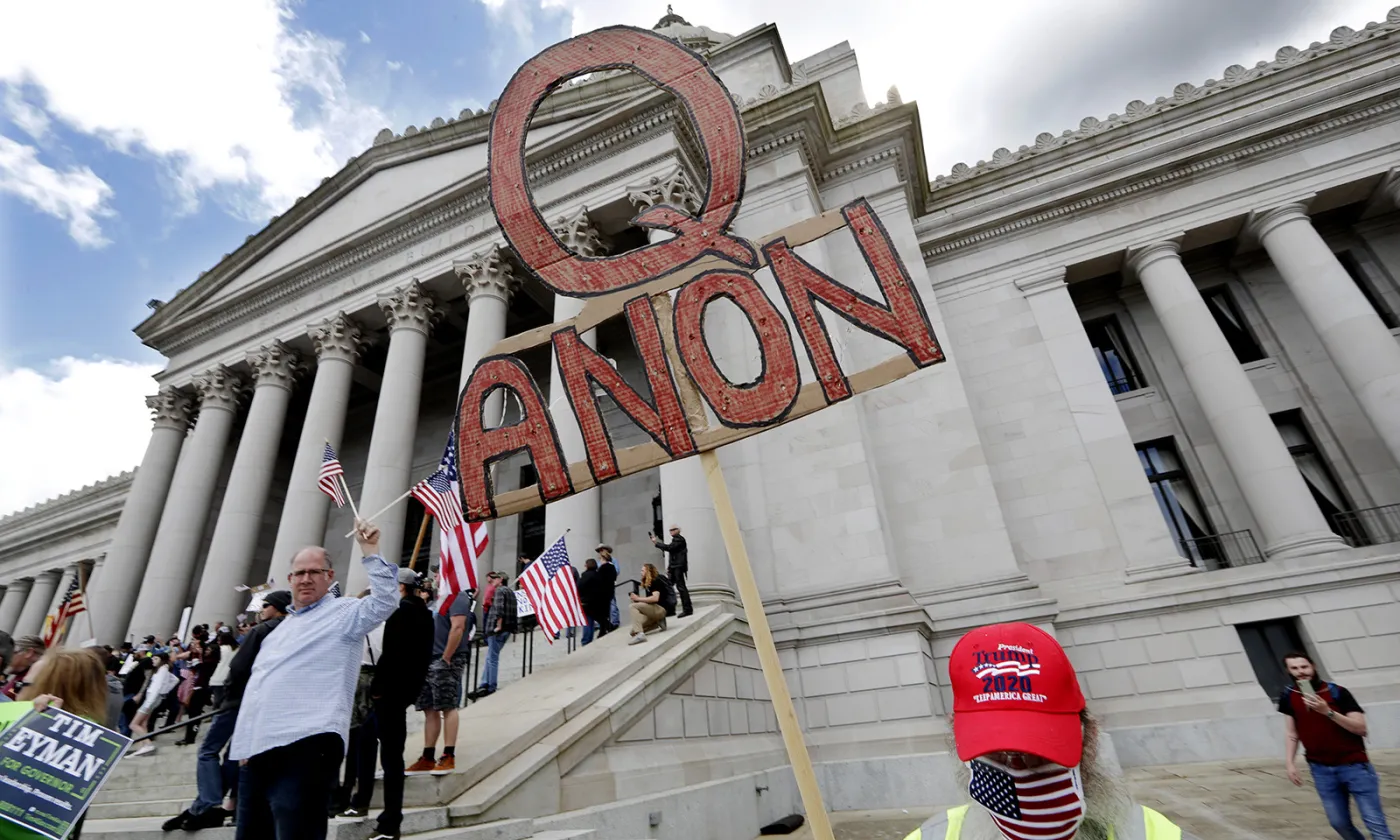 Grâce à un sondage, il a récemment été permis d’établir que les théories conspirationnistes ont la peau dure aux États-Unis du côté des républicains et des évangéliques, de même que la théorie selon laquelle l’attaque du Capitole serait un coup monté par l’Antifa. RNS