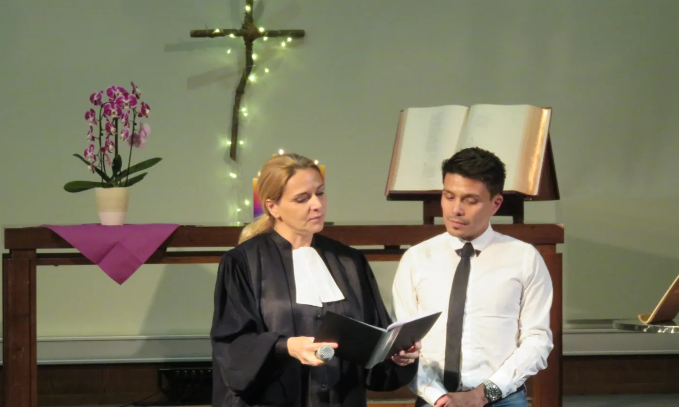 Adrian Stiefel et la pasteure Vanessa Trüb lors de la cérémonie de reconnaissance de ministère.