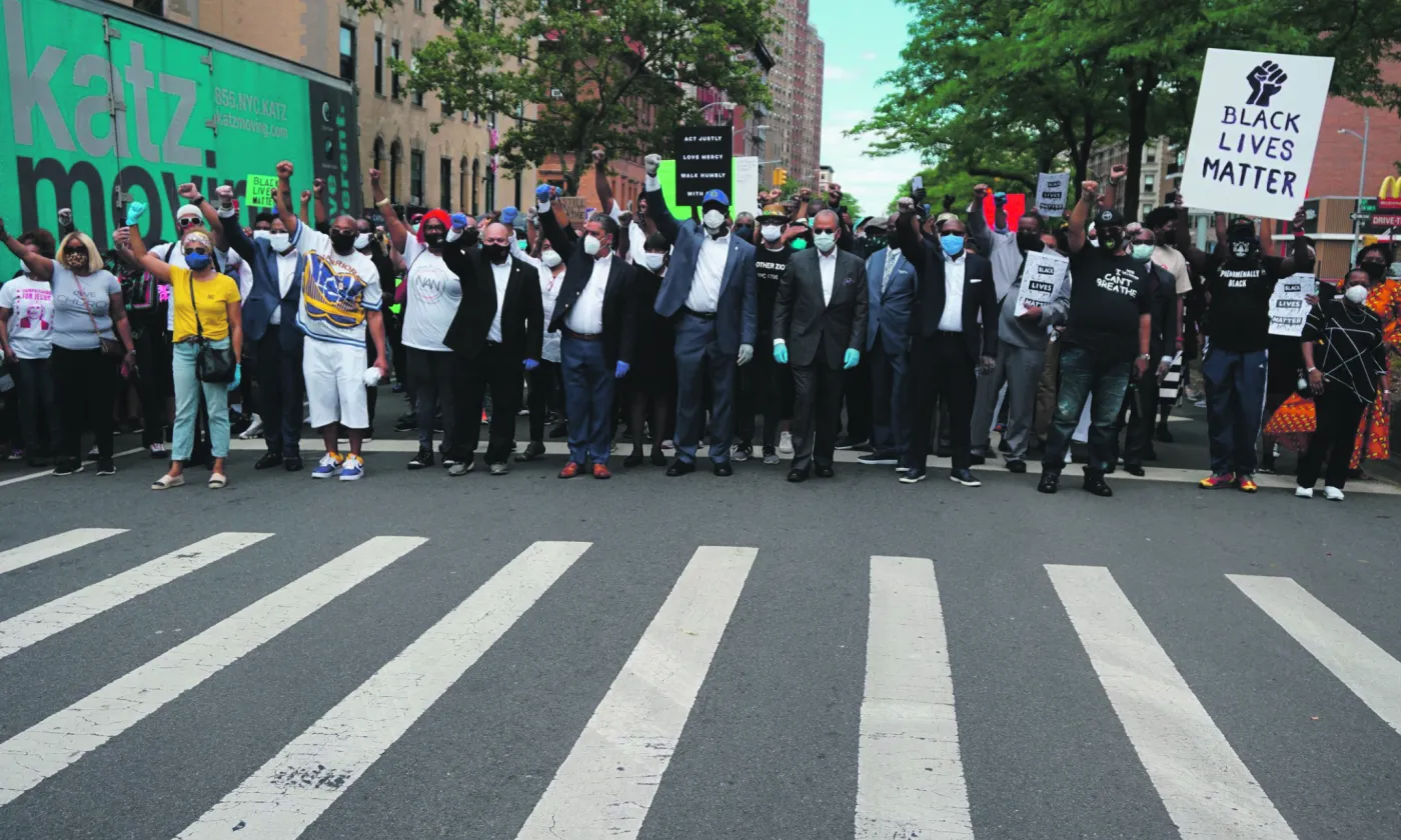 Manifestation pour la justice à New York. En 1re ligne, le révérend Jesse T. Williams Jr. de la Convent Avenue Baptist Church. © DR