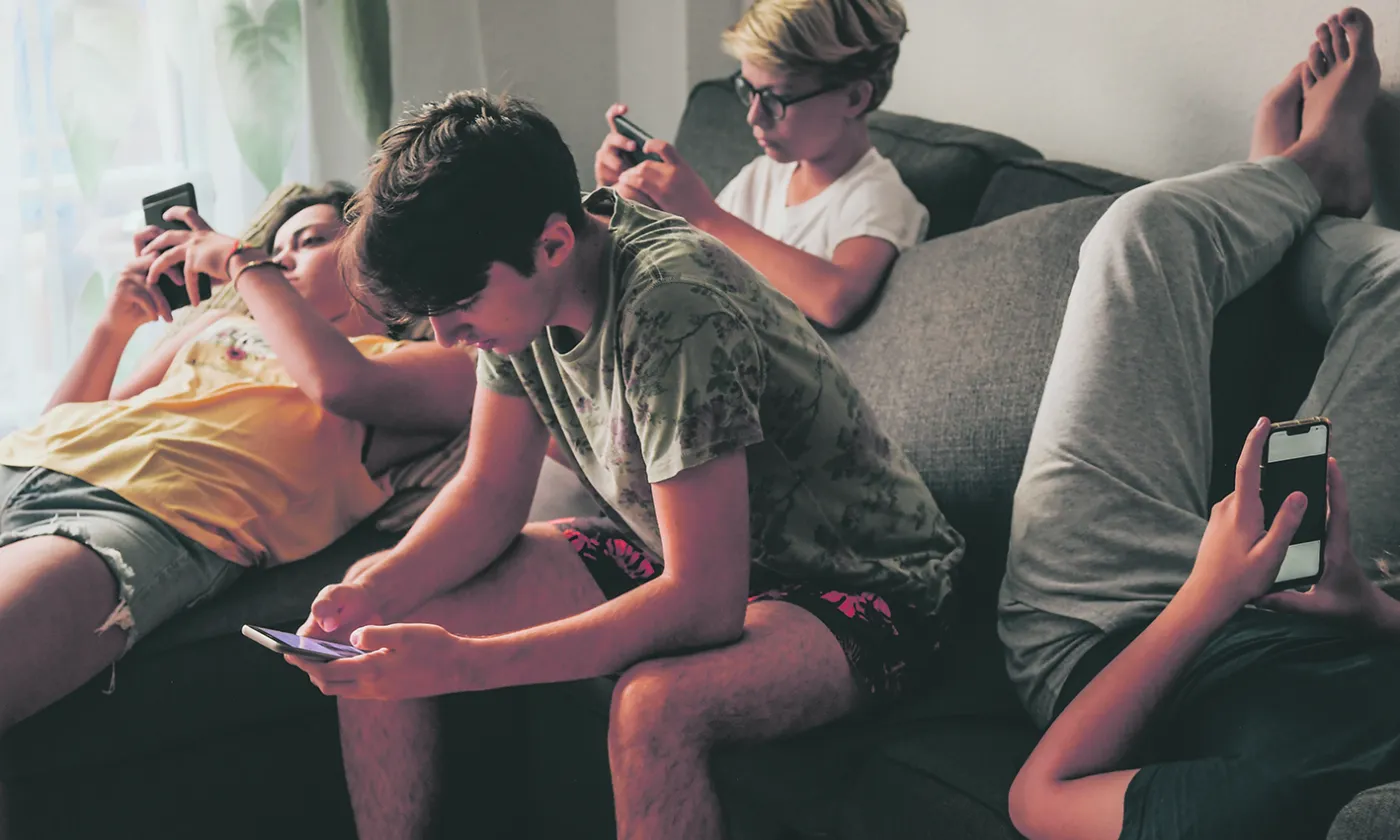 Smartphones: responsabiliser plutôt qu’interdire © Fabio Principe/iStock