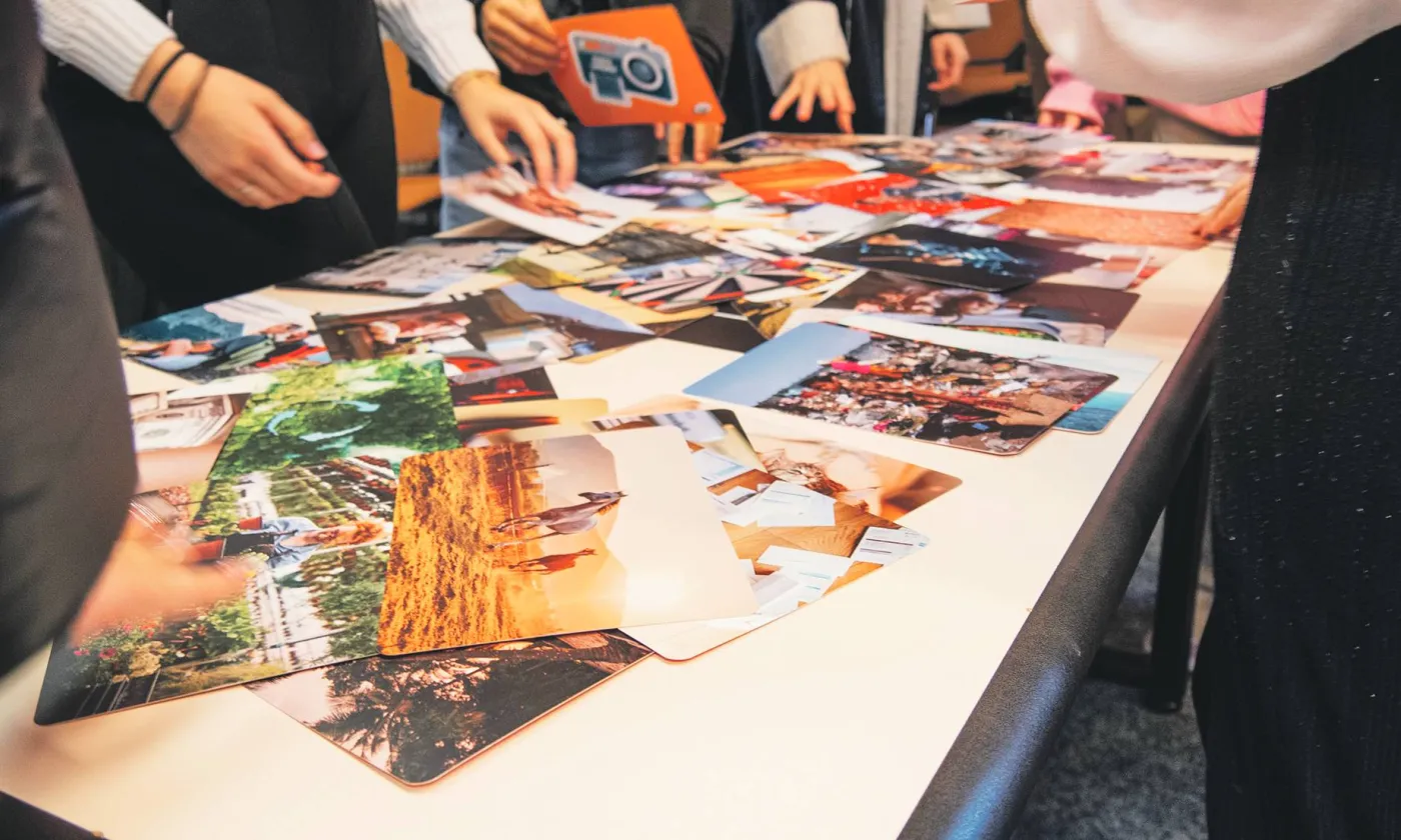 Au cours d’un atelier de prévention du surendettement auprès des jeunes, en novembre 2023. Les jeunes choisissent une image du photolangage pour parler librement de ce que cela évoque pour elles et eux, en lien avec l’argent. ©CSP