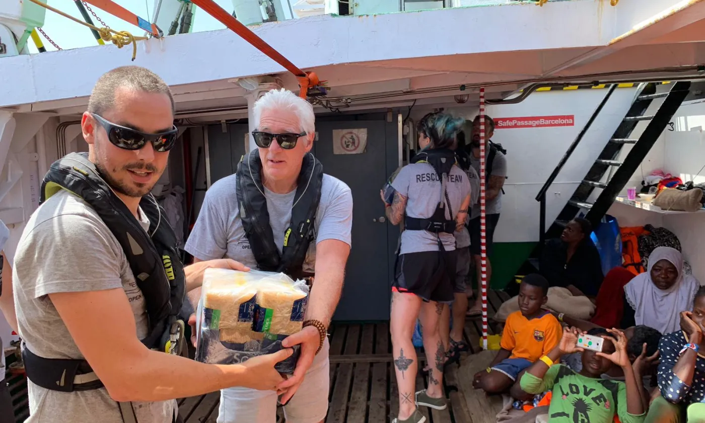 Richard Gere apporte son soutient au programme Mediterranean Hope à bord de l'Open Arms DR